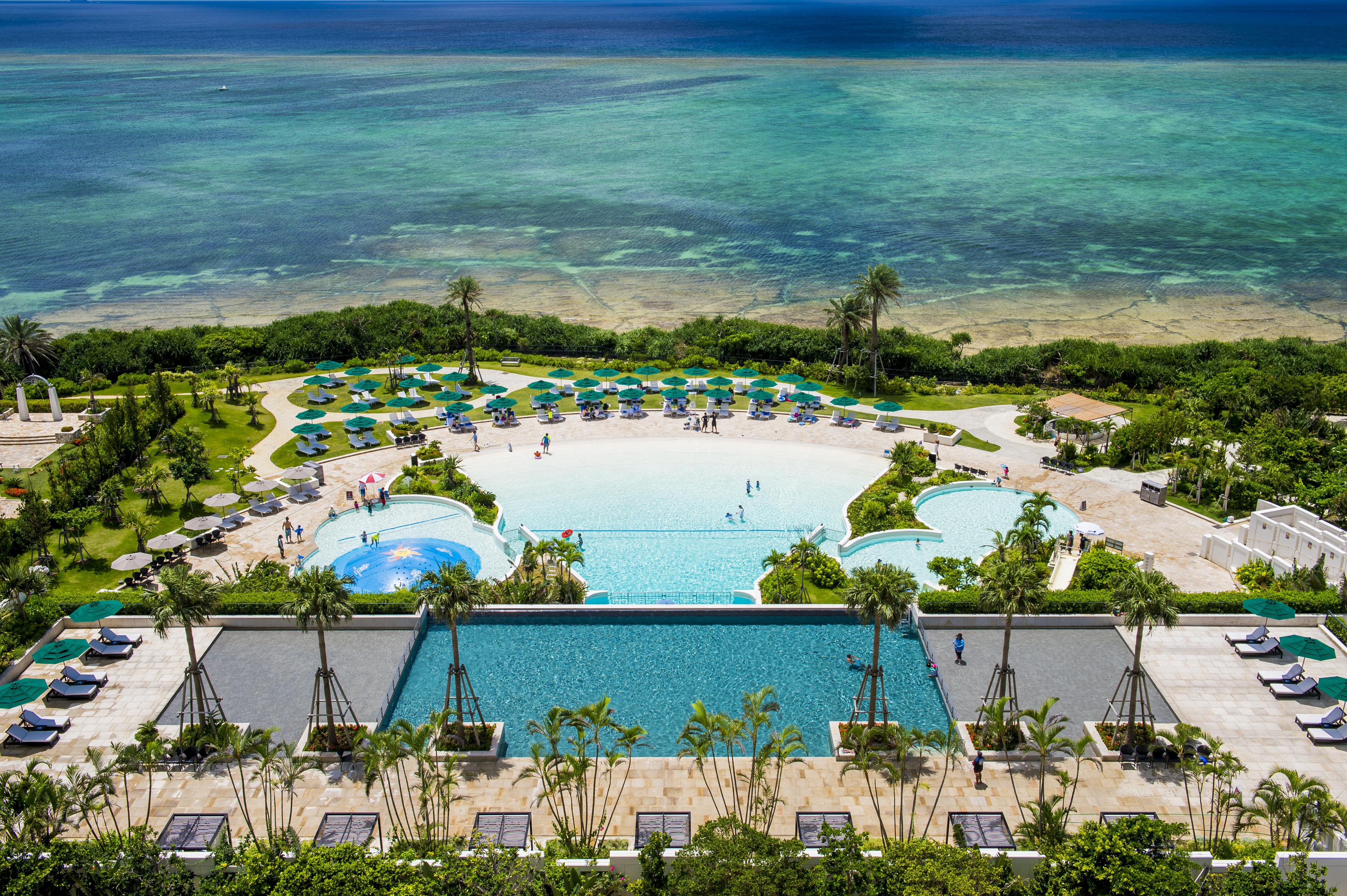 Hotel Monterey Okinawa Spa & Resort Онна Екстер'єр фото Aerial view of the pool