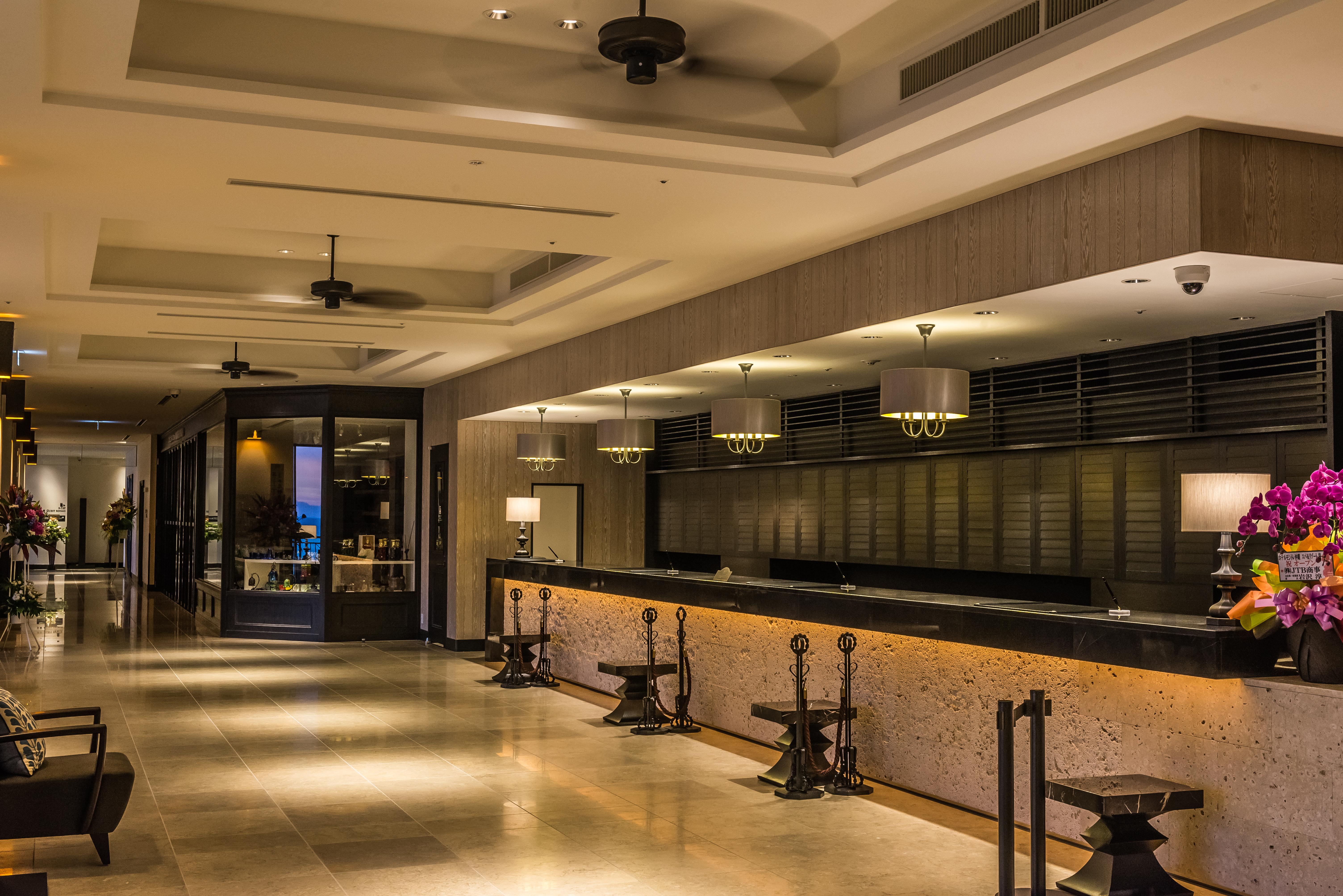 Hotel Monterey Okinawa Spa & Resort Онна Екстер'єр фото The bar at the lobby