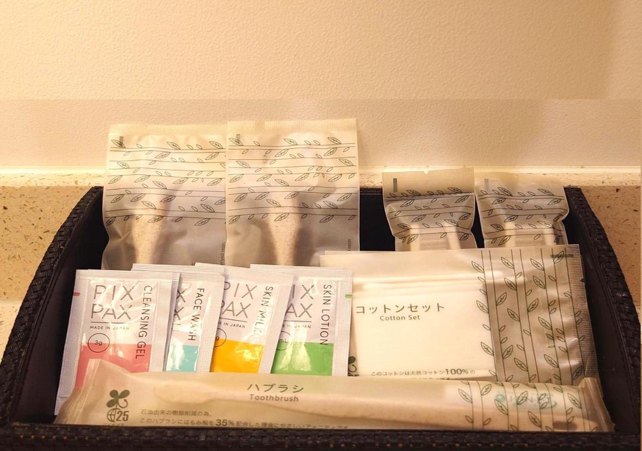 Hotel Monterey Okinawa Spa & Resort Онна Екстер'єр фото A selection of toiletries in a hotel bathroom