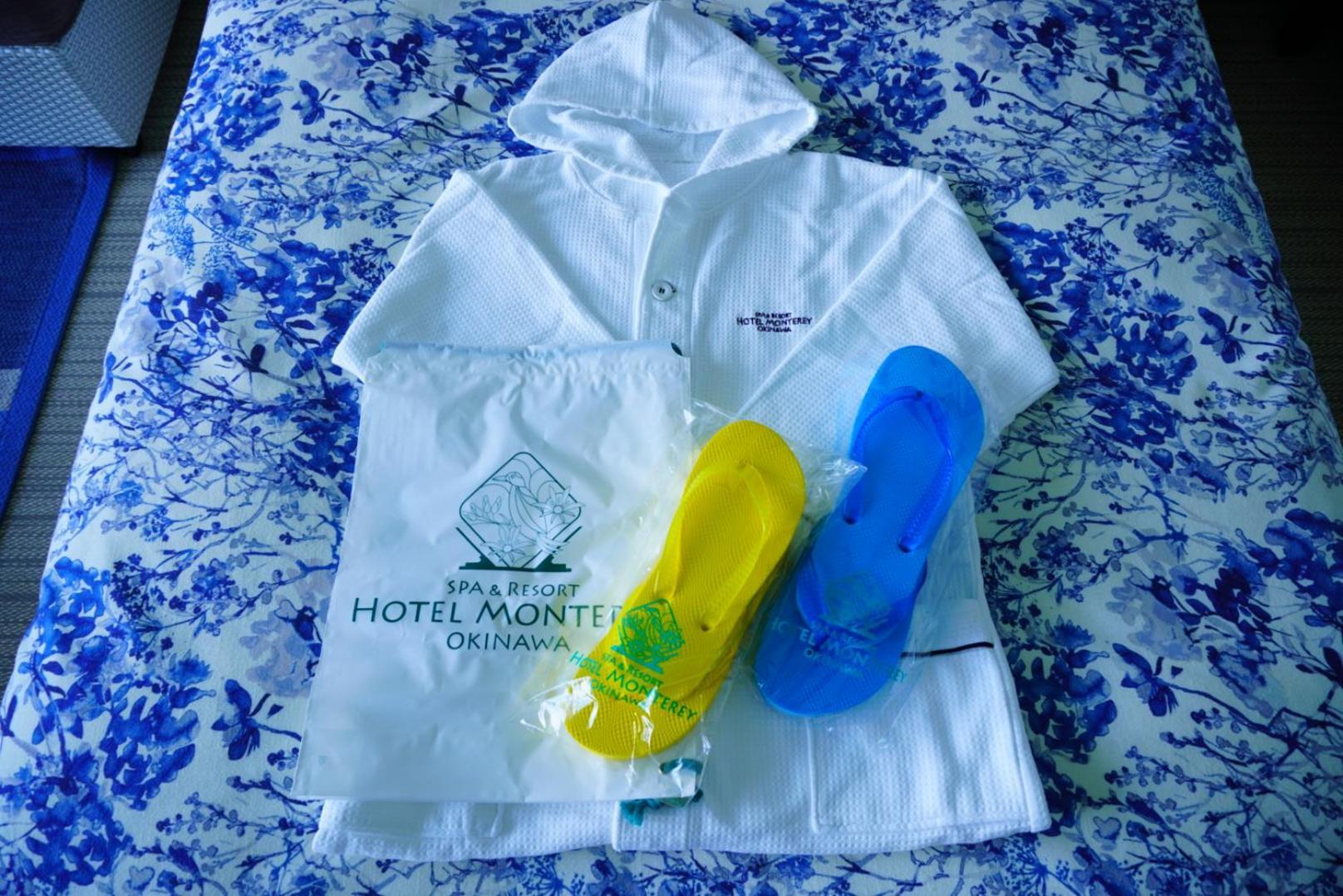 Hotel Monterey Okinawa Spa & Resort Онна Екстер'єр фото A disposable rain poncho
