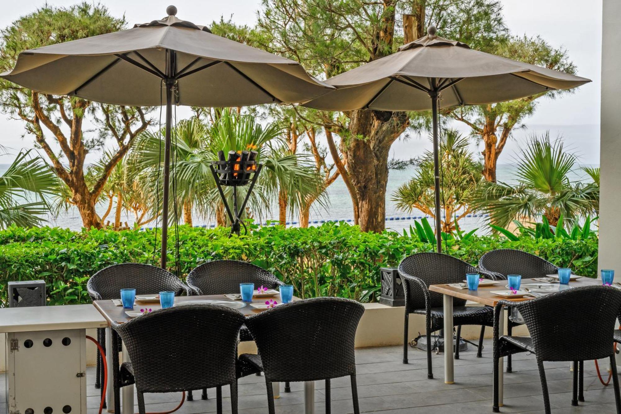 Hotel Monterey Okinawa Spa & Resort Онна Екстер'єр фото The Deck