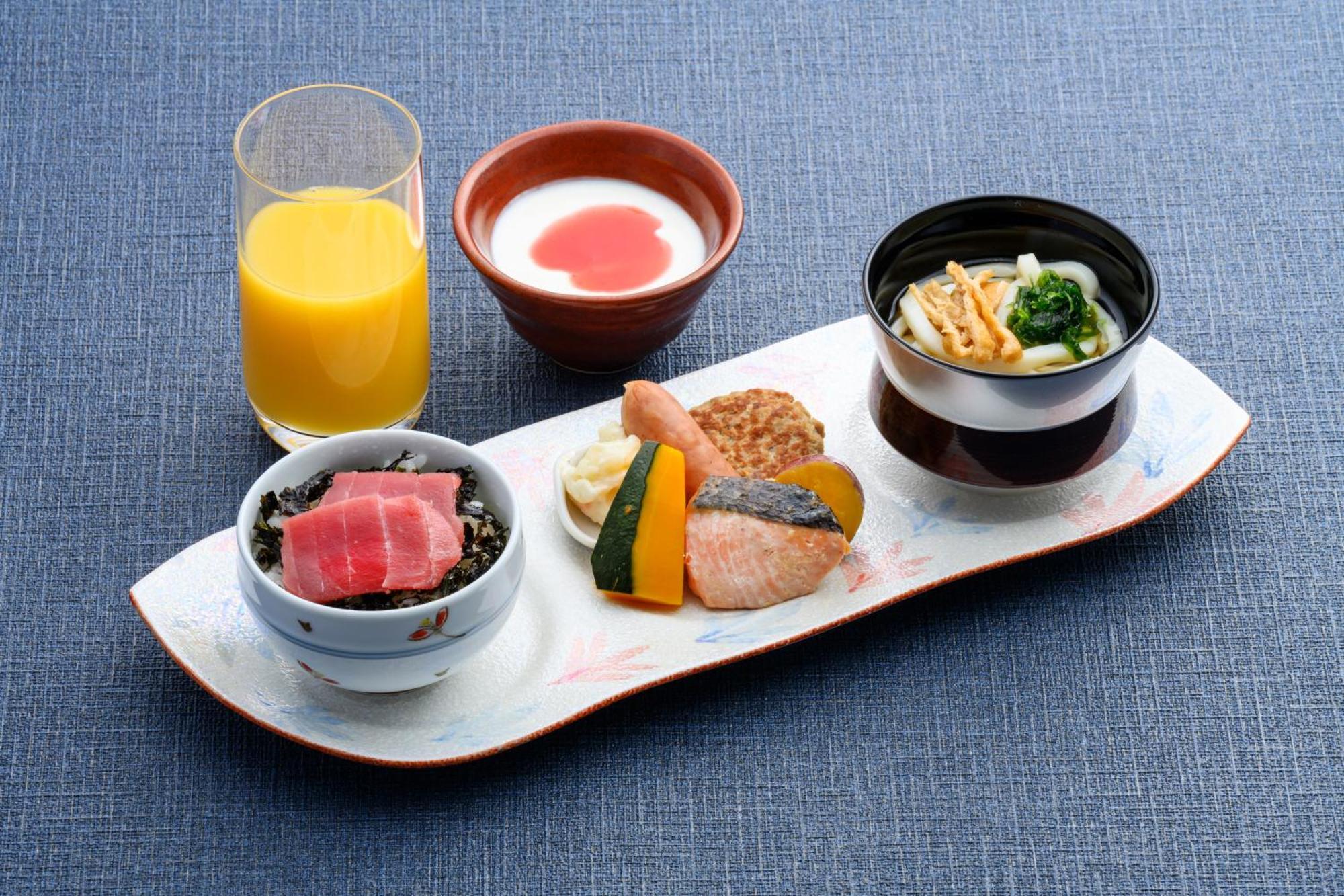 Hotel Monterey Okinawa Spa & Resort Онна Екстер'єр фото A Japanese breakfast