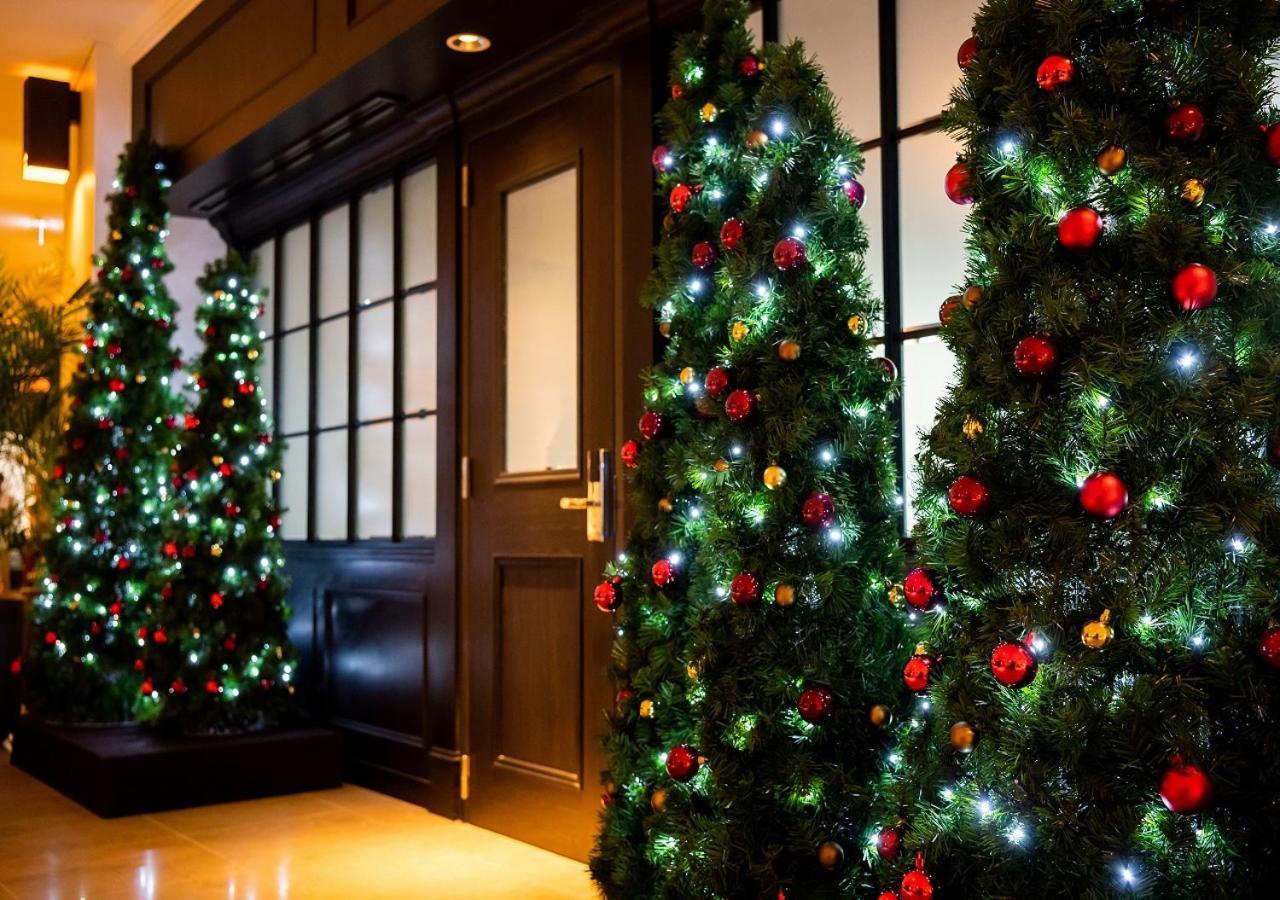 Hotel Monterey Okinawa Spa & Resort Онна Екстер'єр фото Christmas trees at the entrance of a hotel