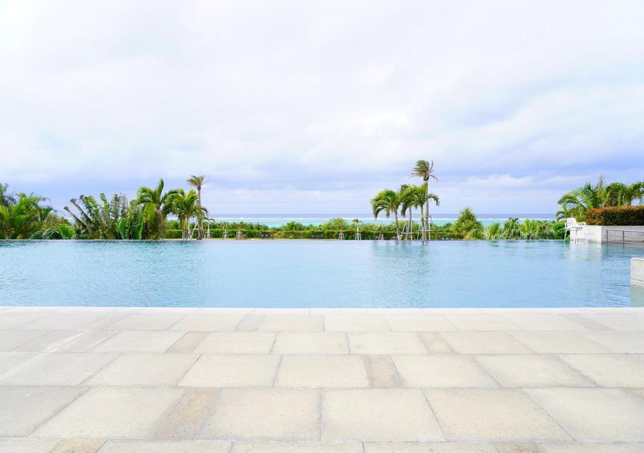 Hotel Monterey Okinawa Spa & Resort Онна Екстер'єр фото Infinity pool at the Ritz-Carlton, Cancun