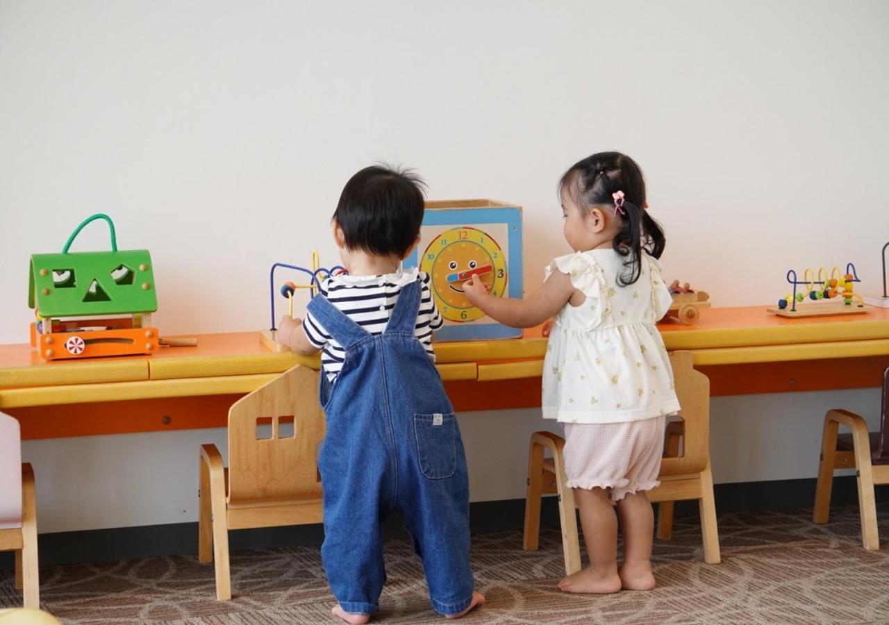 Hotel Monterey Okinawa Spa & Resort Онна Екстер'єр фото Children playing with Montessori materials