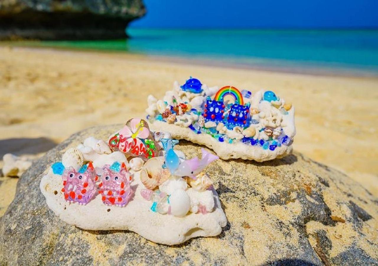 Hotel Monterey Okinawa Spa & Resort Онна Екстер'єр фото A pair of decorated shoes