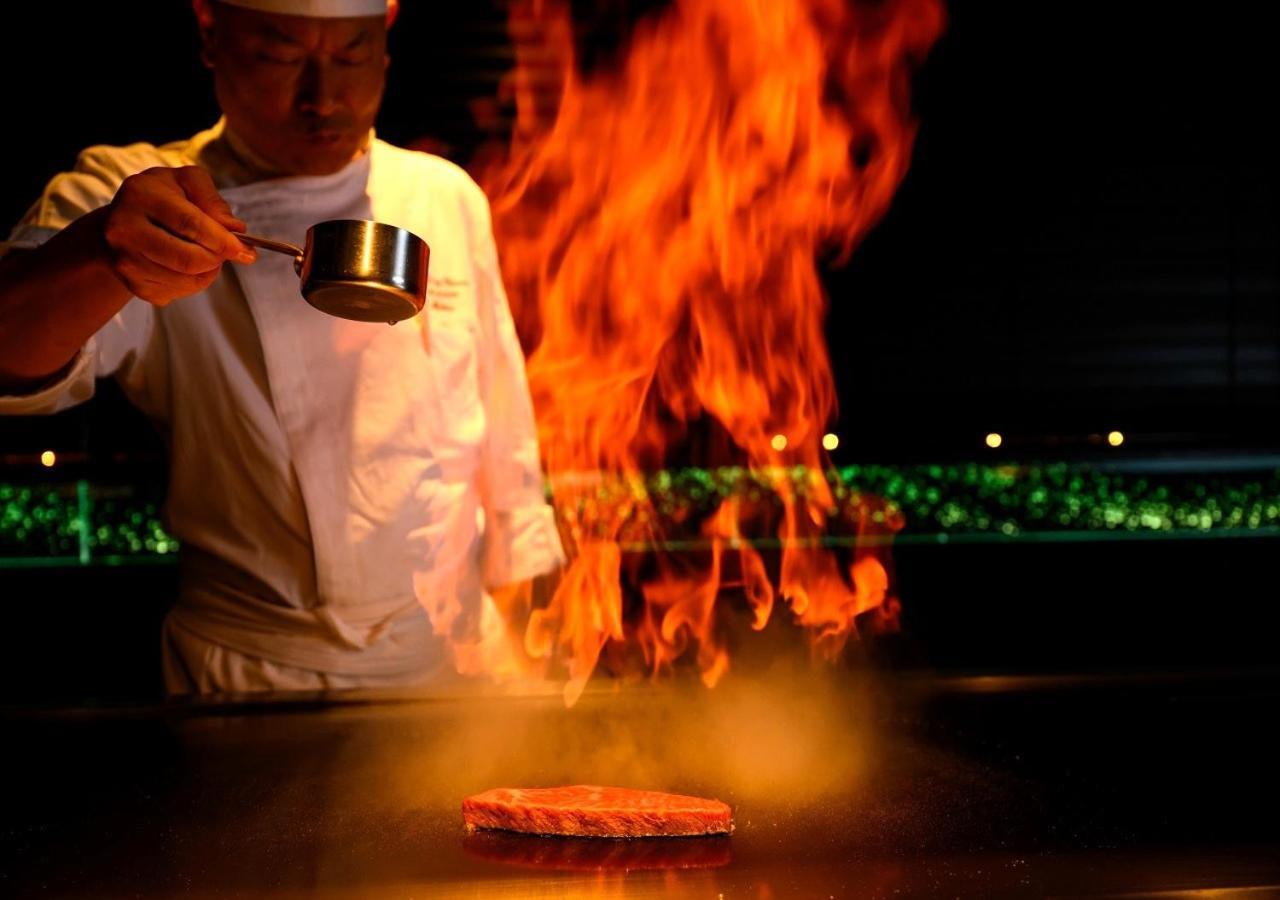 Hotel Monterey Okinawa Spa & Resort Онна Екстер'єр фото A chef cooking with the technique of flambe