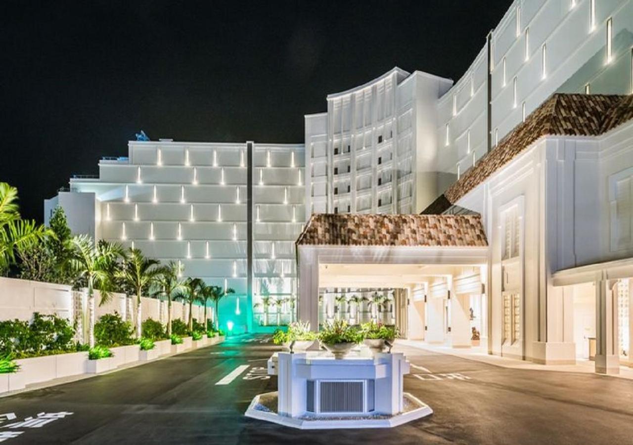 Hotel Monterey Okinawa Spa & Resort Онна Екстер'єр фото The hotel's entrance
