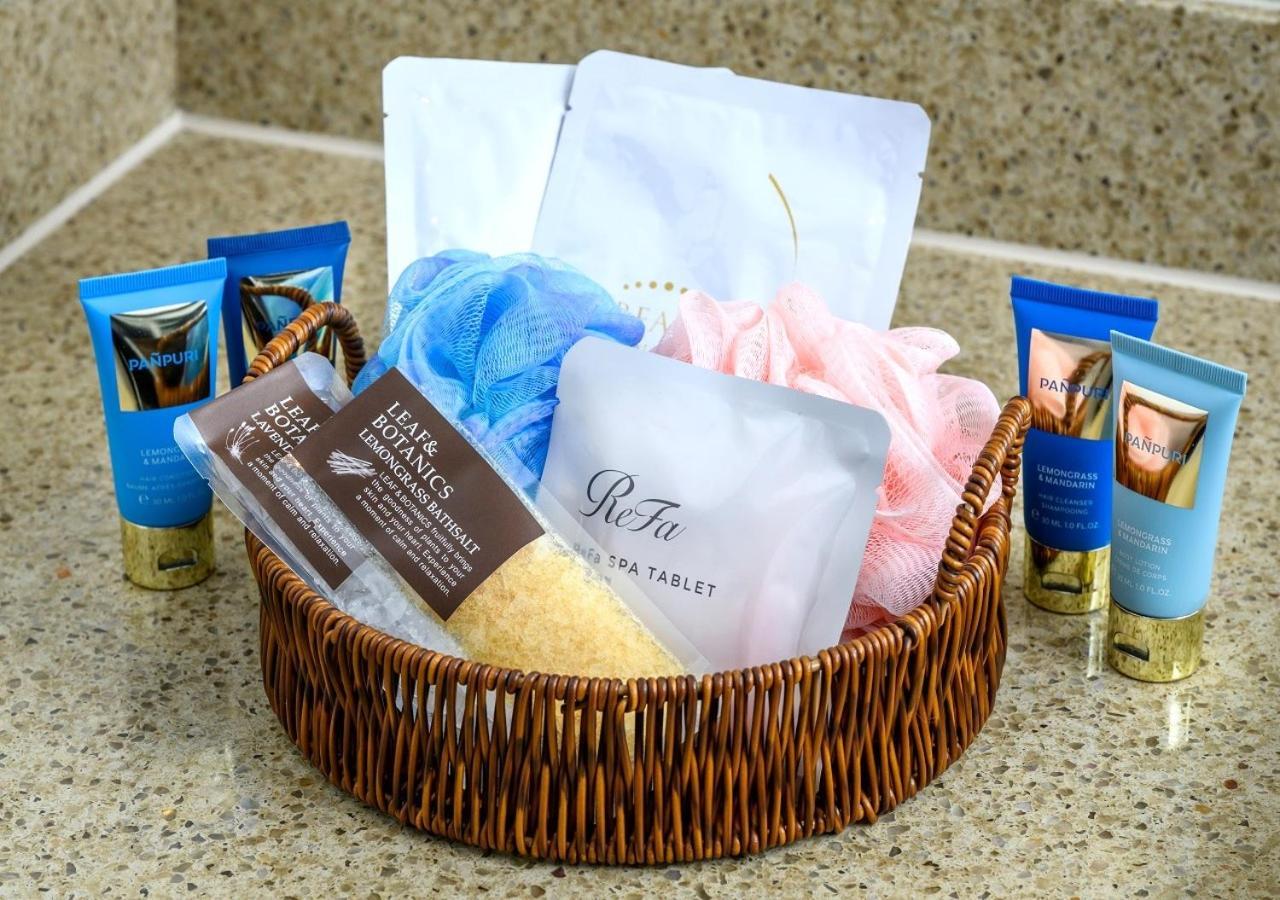 Hotel Monterey Okinawa Spa & Resort Онна Екстер'єр фото A selection of toiletries